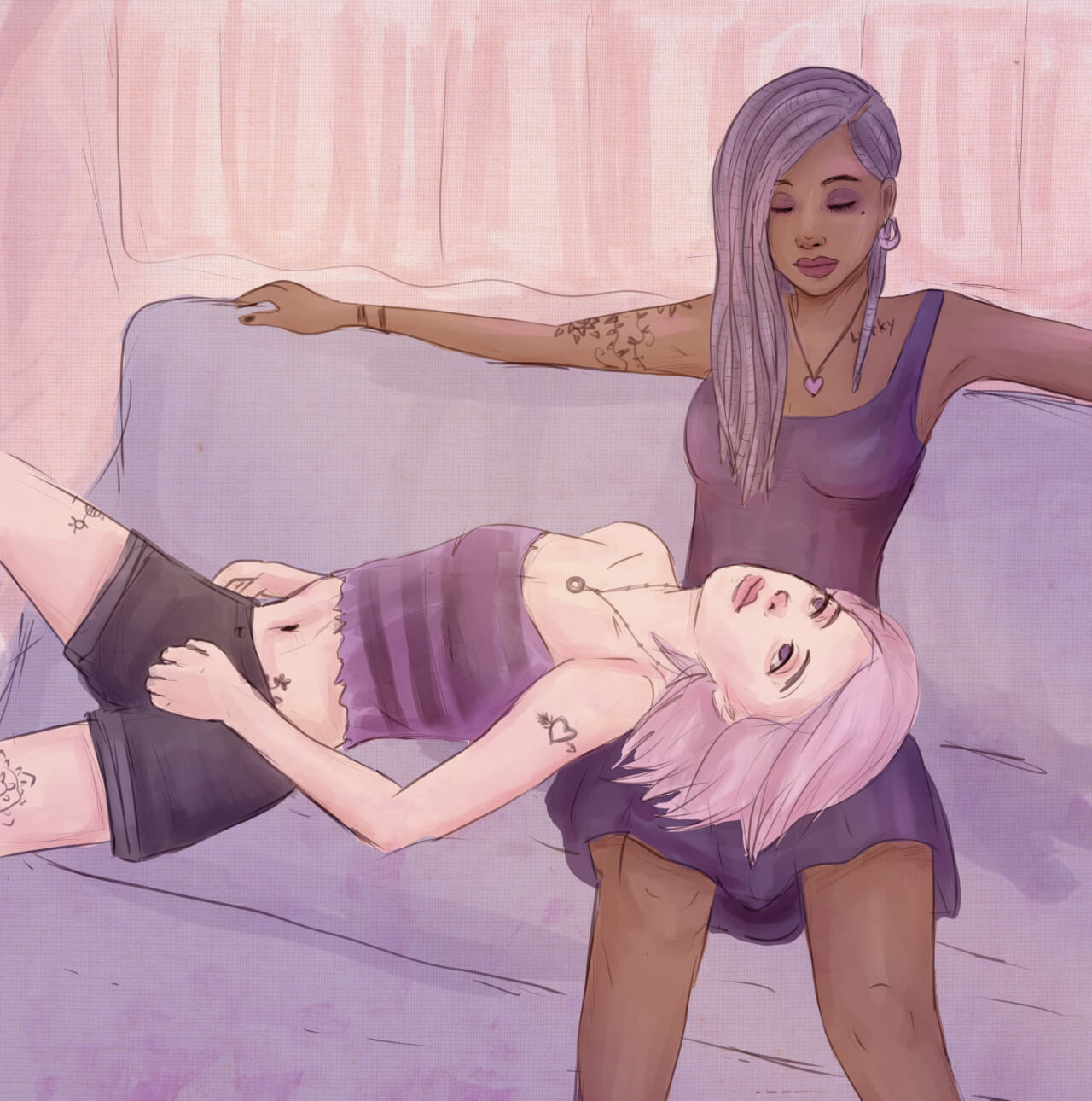 In sanftem Licht ruht eine Frau im Schoss ihrer Freundin