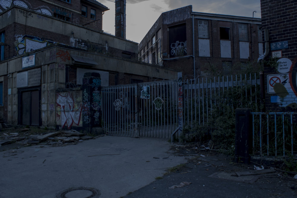 düsteres und verwahrlostes verlassenes Fabrikgelände