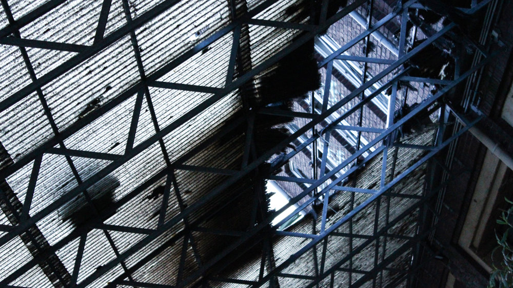 eingestürztes Dach einer verlassenen Fabrik