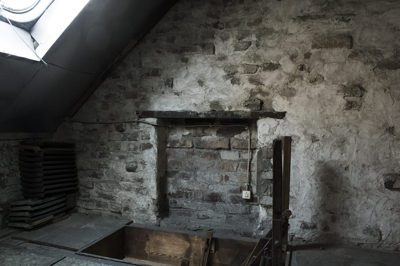 alter Dachboden eines verlassenen Hauses