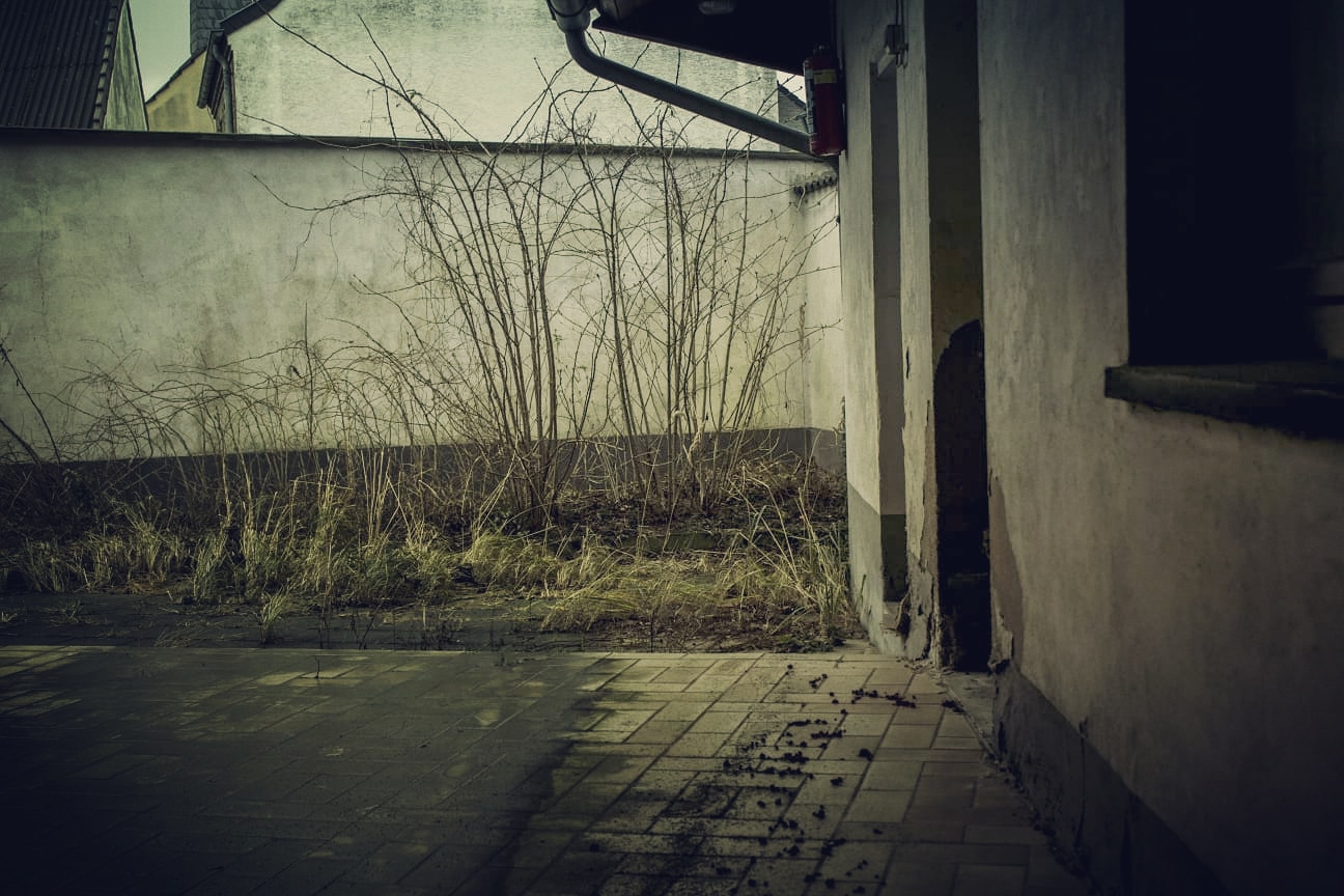 alter Innenhof eines verlassenen Hauses